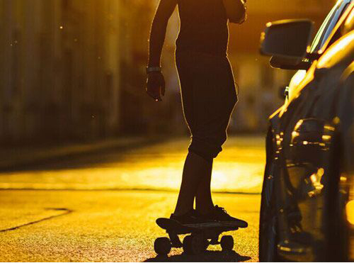 Airwheel M3 electric skateboard, intelligent, safe, and comfortable, improves a lot from the traditional skateboard.