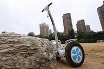 Airwheel электрический скутер корреспондирующих уже не простое средство транспорта, но и своего рода упражнения.