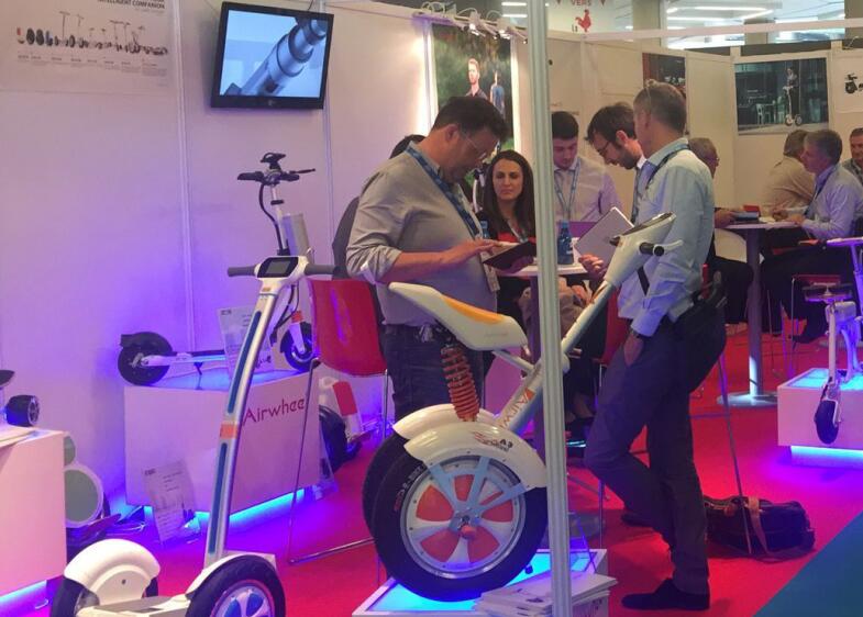  يوم الثلاثاء، 17. أيار/مايو، تنطلق 2016 ميدبي وAirwheel وقد اتخذت هذه الفرصة لتسليط الضوء على أحدث المنتجات والبحث عن شركاء التعاونية المحتملة في محاولة لتوسيع المتعة والاستفادة من التكنولوجيا المتطورة إلى أي مكان في العالم.