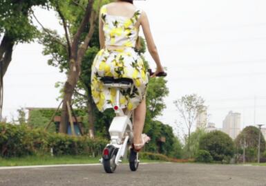 Airwheel طي الدراجة الكهربائية E6 يأخذ الناس مرة أخرى للشباب.