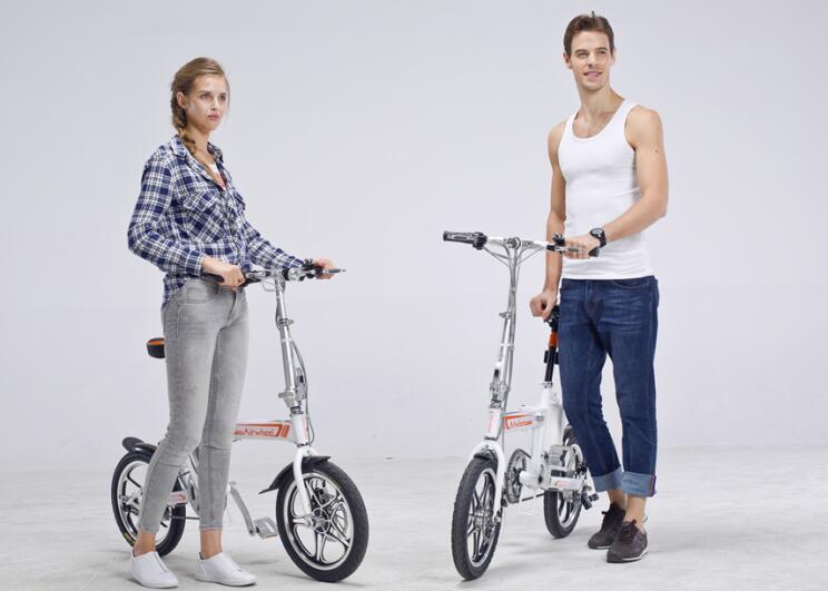 Airwheel طي الدراجة الكهربائية يقود المرحلة القادمة للدراجة الإلكترونية، ليس فقط لملائمة ولكن أيضا لصديقه واقتصادا.