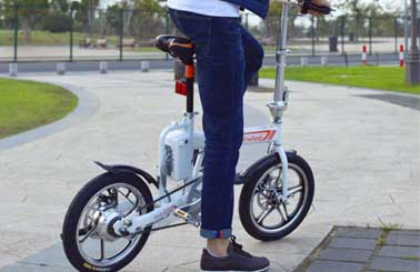  لحسن الحظ، Airwheel عرض سلسلة جديدة – سلسلة البحث والتطوير مساعدة كهربائية دراجة. هذا مركبة، التي تساعد الشعب الإفراج عن الضغط داخلها.