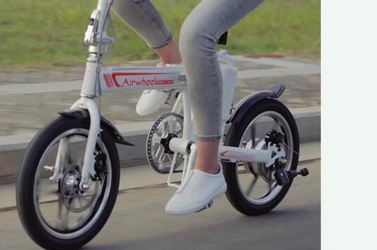 اختر الدراجة الكهربائية مساعدة R5 Airwheel لحياة أفضل وأكثر من رائع.